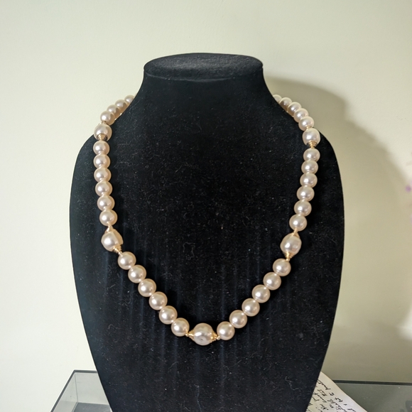 Vintage Faux Pearl Necklace - Picture 15 of 16